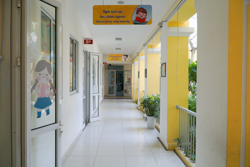 Trong buổi chiều hôm nay, cán bộ, giáo viên, nhân viên nhà trường cùng phối kết hợp với phụ huynh học sinh và lực lượng y tế sẽ triển khai phun khử khuẩn toàn bộ khuôn viên trường, các phòng học. (Ảnh: Minh Hiếu/Vietnam+)