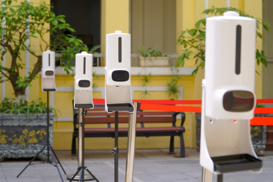 Máy đo thân nhiệt, phun khử khuẩn tay tự động tại mỗi đường phân làn học sinh khi bước vào trường. (Ảnh: Minh Hiếu/Vietnam+)