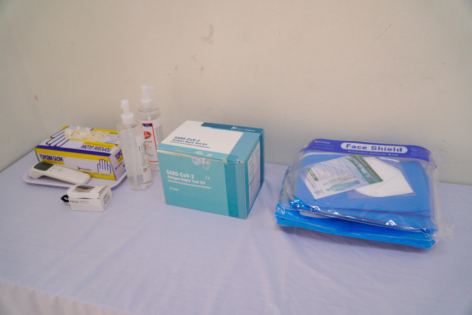 Để đảm bảo công tác phòng chống dịch, nhà trường đã chuẩn bị hơn 200 bộ kit test nhanh và các vật dụng y tế khác đồng thời cử cán bộ y tế đi tập huấn để sẵn sàng ứng phó với các tình huống phát sinh. (Ảnh: Minh Hiếu/Vietnam+)