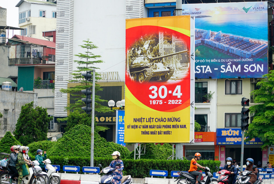 Áp phích chào mừng tại nút giao ngã năm Ô Chợ Dừa (quận Đống Đa). Ngoài Quốc kỳ, hàng loạt những khẩu hiệu, biểu ngữ được treo trên các tuyến phố cũng tạo nên vẻ đẹp rực rỡ cho Thủ đô ngàn năm văn hiến. (Ảnh: Minh Hiếu/Vietnam+)