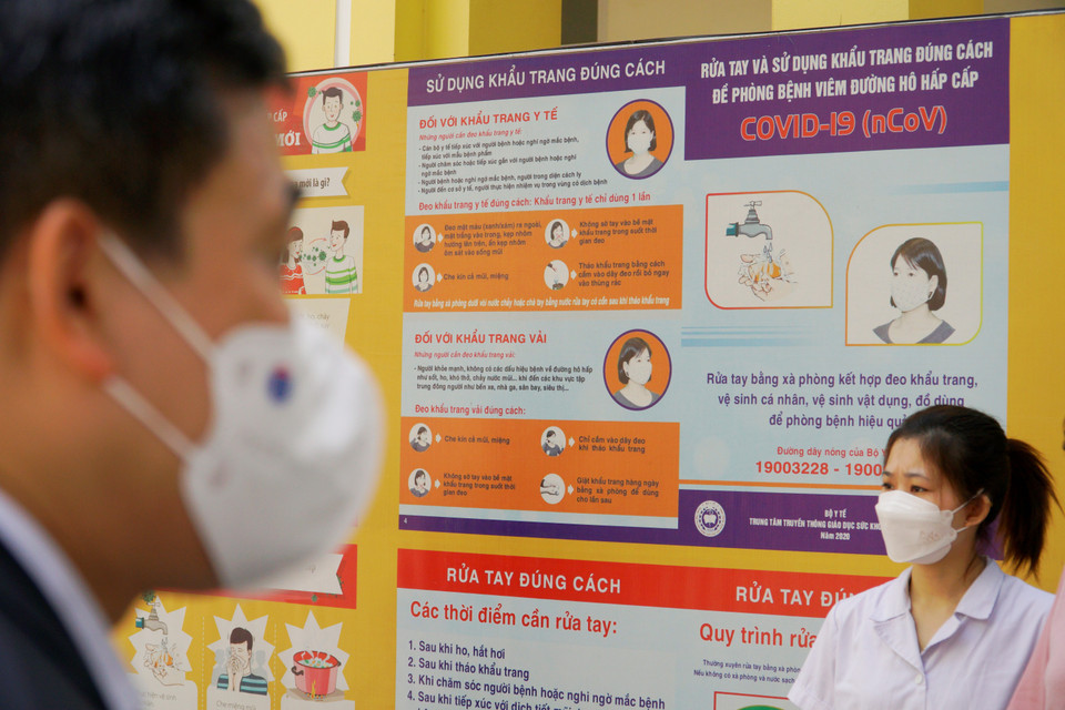 Nguyên tắc thực hiện là trên cơ sở tự nguyện, đồng thuận của cha mẹ học sinh. Các trường dạy học theo kế hoạch của trường và tổ chức hoạt động bán trú, dạy học hai buổi/ngày. Trường học phải đạt yêu cầu an toàn trong phòng chống dịch COVID-19. Trong quá trình tổ chức dạy học trực tiếp, nếu xảy ra các trường hợp liên quan đến dịch tễ, không đảm bảo an toàn phòng chống dịch, nhà trường chủ động xử lý theo hướng dẫn. (Ảnh: Minh Hiếu/Vietnam+)