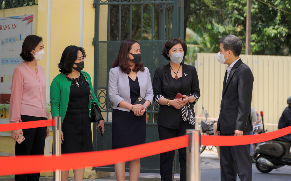 Đoàn thanh tra quận Hoàn Kiếm xuống kiểm tra công tác chuẩn bị tại các trường học tại phường Hàng Trống. (Ảnh: Minh Hiếu/Vietnam+)