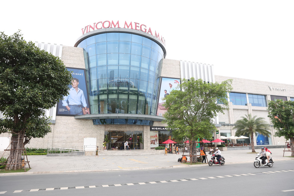 Quang cảnh bên ngoài trung tâm thương mại. (Ảnh: Minh Hiếu/Vietnam+)