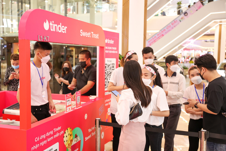 Khách hàng đang trải nghiệm sản phẩm tại booth chụp ảnh của ứng dụng hẹn hò Tinder. (Ảnh: Minh Hiếu/Vietnam+)