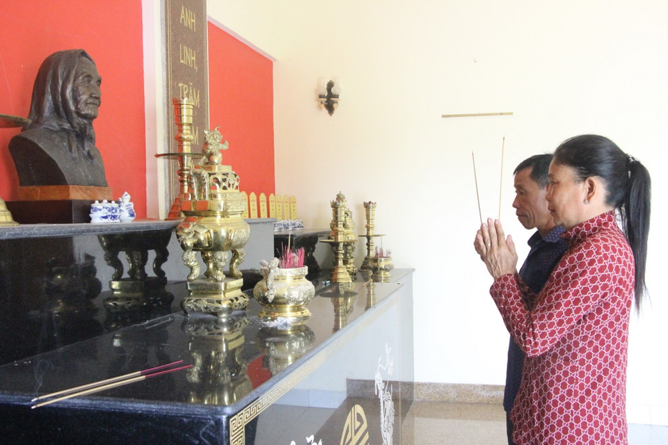 Nhà ghi ơn mẹ Việt Nam anh hùng Trần Thị Viết thờ mẹ, chồng mẹ và 7 liệt sỹ con của mẹ. (Ảnh: Đức Hạnh/TTXVN)