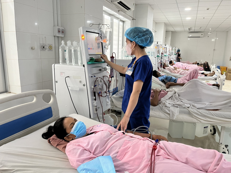 Bệnh viện Đa khoa khu vực Đồng Tháp Mười đã được đầu tư 10 máy chạy thận nhưng chưa đáp ứng nhu cầu của bệnh nhân trong vùng. Dự kiến cuối năm nay Bệnh viện được đầu tư thêm 10 máy. (Ảnh: Đức Hạnh/TTXVN)