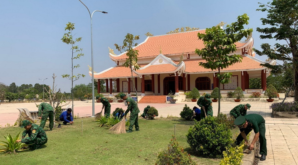 Cán bộ, chiến sỹ Đồn Biên phòng Long Khốt dọn vệ sinh, chăm sóc khu đền Long Khốt. (Ảnh: Đức Hạnh/TTXVN)