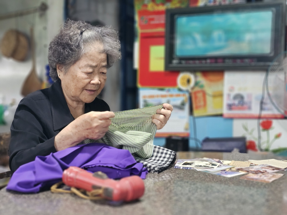 Bà Nguyễn Thị Bé, khi giải phóng miền Nam mới 28 tuổi, với vai trò Phó Bí thư Tỉnh đoàn Long An, là người trực tiếp chỉ huy đội quân đắp đường tỉnh 49 (ngày nay là quốc lộ 62). (Ảnh: Đức Hạnh/TTXVN)