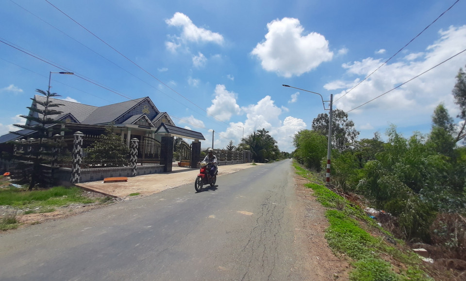 Nhờ các quyết sách đúng đắn, đời sống người dân Đồng Tháp Mười được nâng lên, đường trải nhựa về từng thôn xóm. Trong ảnh: Huyện biên giới Tân Hưng ngày nay. (Ảnh: Đức Hạnh/TTXVN)