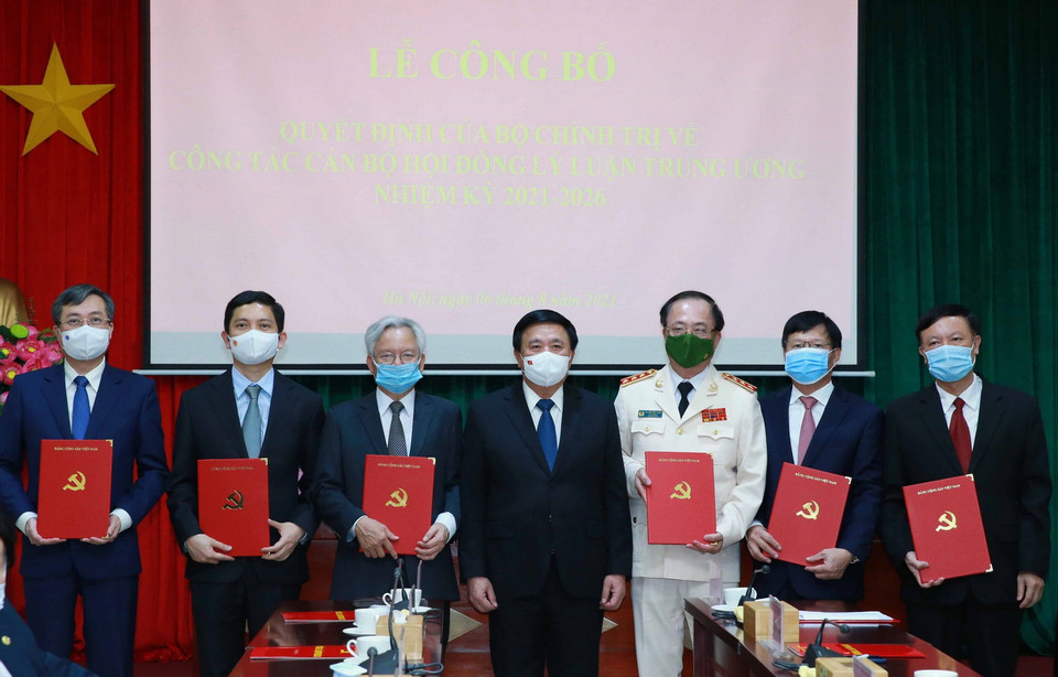 Đồng chí Nguyễn Xuân Thắng, Ủy viên Bộ Chính trị, Chủ tịch Hội đồng Lý luận Trung ương, Giám đốc Học viện Chính trị quốc gia Hồ Chí Minh trao quyết định cho các đồng chí Thường trực Hội đồng Lý luận Trung ương. (Ảnh: Phương Hoa/TTXVN)