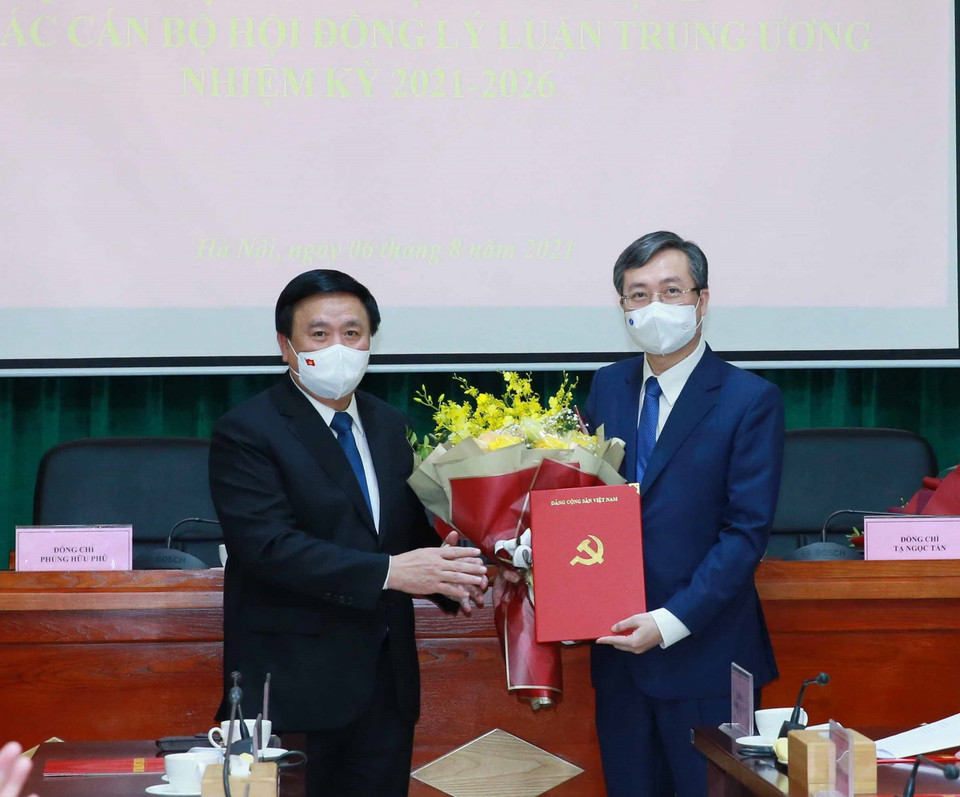 Đồng chí Nguyễn Xuân Thắng, Ủy viên Bộ Chính trị, Chủ tịch Hội đồng Lý luận Trung ương, Giám đốc Học viện Chính trị quốc gia Hồ Chí Minh trao Quyết định cho Phó Chủ tịch kiêm Tổng thư ký Hội đồng Lý luận Trung ương Bùi Trường Giang.(Ảnh: Phương Hoa/TTXVN)
