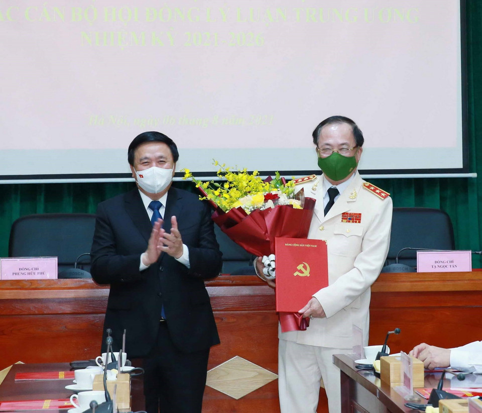 Đồng chí Nguyễn Xuân Thắng, Ủy viên Bộ Chính trị, Chủ tịch Hội đồng Lý luận Trung ương, Giám đốc Học viện Chính trị quốc gia Hồ Chí Minh trao Quyết định bổ nhiệm chức danh Phó Chủ tịch chuyên trách Hội đồng Lý luận Trung ương cho PGS.TS Nguyễn Văn Thành. (Ảnh: Phương Hoa/TTXVN)