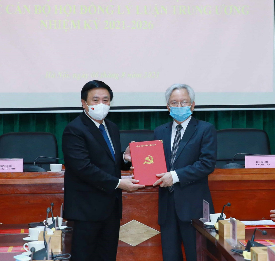 Đồng chí Nguyễn Xuân Thắng, Ủy viên Bộ Chính trị, Chủ tịch Hội đồng Lý luận Trung ương, Giám đốc Học viện Chính trị quốc gia Hồ Chí Minh trao quyết định Phó Chủ tịch chuyên trách Hội đồng Lý luận Trung ương cho GS.TS Tạ Ngọc Tấn.(Ảnh: Phương Hoa/TTXVN)