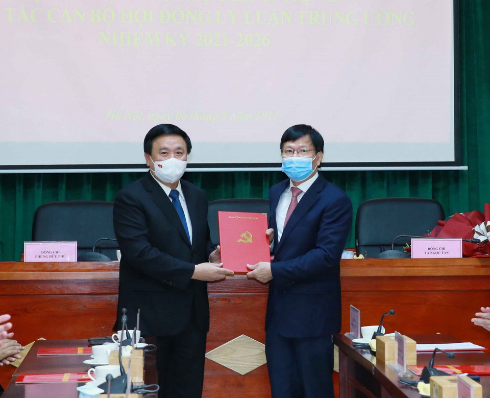 Đồng chí Nguyễn Xuân Thắng, Ủy viên Bộ Chính trị, Chủ tịch Hội đồng Lý luận Trung ương, Giám đốc Học viện Chính trị quốc gia Hồ Chí Minh trao Quyết định bổ nhiệm chức danh Phó Chủ tịch chuyên trách Hội đồng Lý luận Trung ương cho GS.TS Nguyễn Quang Thuấn. (Ảnh: Phương Hoa/TTXVN)