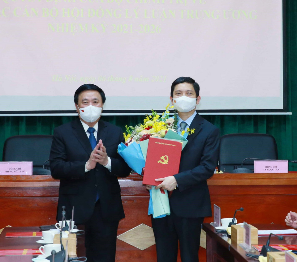 Đồng chí Nguyễn Xuân Thắng, Ủy viên Bộ Chính trị, Chủ tịch Hội đồng Lý luận Trung ương, Giám đốc Học viện Chính trị quốc gia Hồ Chí Minh trao Quyết định bổ nhiệm chức danh Phó Chủ tịch kiêm nhiệm Hội đồng Lý luận Trung ương cho đồng chí Bùi Nhật Quang. (Ảnh: Phương Hoa/TTXVN)