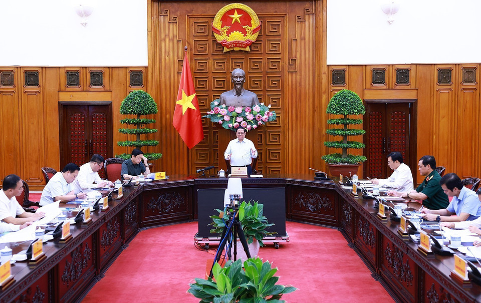 Thủ tướng Phạm Minh Chính chủ trì họp về tình hình thi công Dự án đường dây 500kV mạch 3. (Ảnh: Dương Giang/TTXVN)