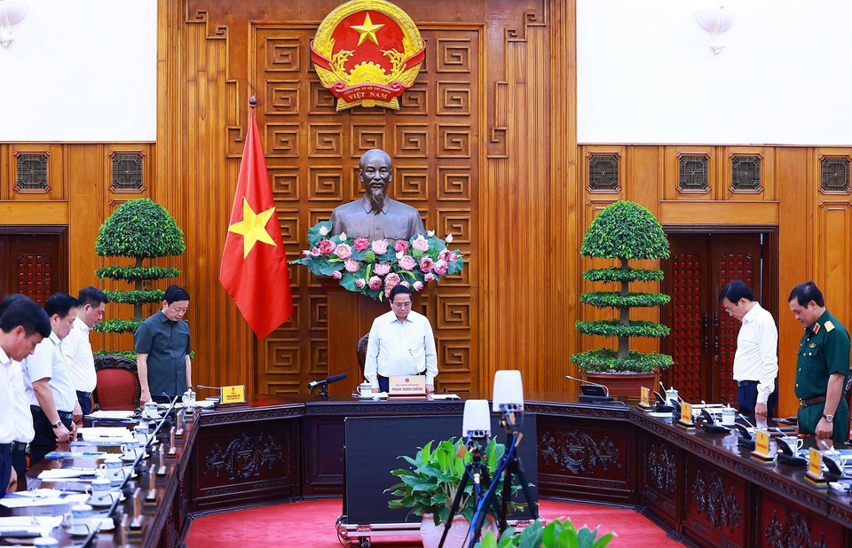 Thủ tướng Phạm Minh Chính và các đại biểu mặc niệm tưởng nhớ Tổng Bí thư Nguyễn Phú Trọng.(Ảnh: Dương Giang/TTXVN)
