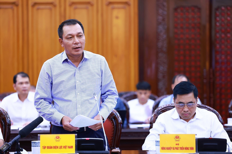 Chủ tịch Tập đoàn Điện lực Việt Nam Đặng Hoàng An báo cáo tình hình thi công Dự án đường dây 500kV mạch 3. (Ảnh: Dương Giang/TTXVN)