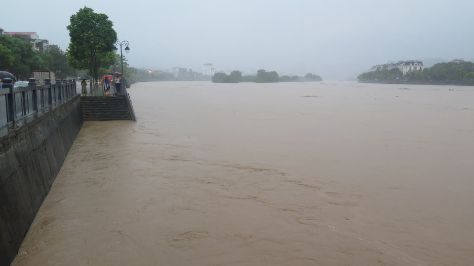 Dự báo đỉnh lũ cao nhất có khả năng lên tới 84,5m, cao trên báo động 3 khoảng 1m. (Ảnh: Hương Thu/TTXVN)