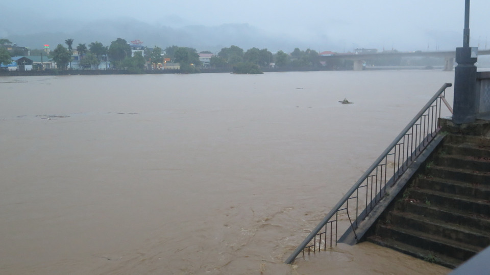 Do ảnh hưởng của hoàn lưu bão số 3, những ngày qua trên địa bàn tỉnh Lào Cai có mưa liên tục trên diện rộng khiến lũ các sông suối dâng cao. (Ảnh: Hương Thu/TTXVN)