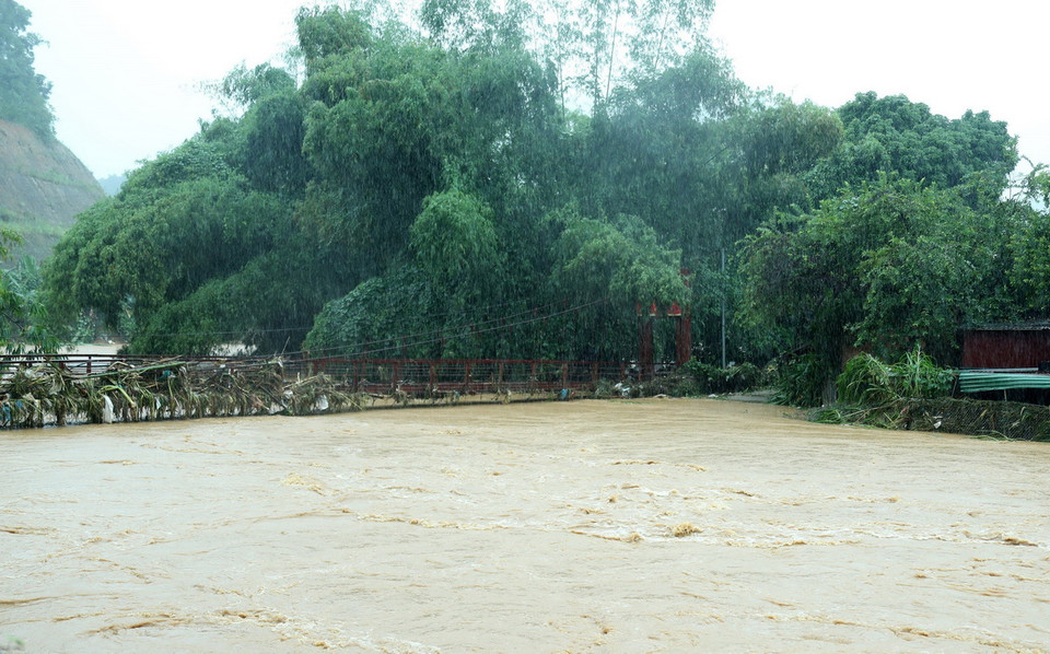 Lũ trên suối Ngòi Đum khu vực Cốc San, thành phố Lào Cai dâng cao sáng 9/9. (Ảnh: Quốc Khánh/TTXVN)