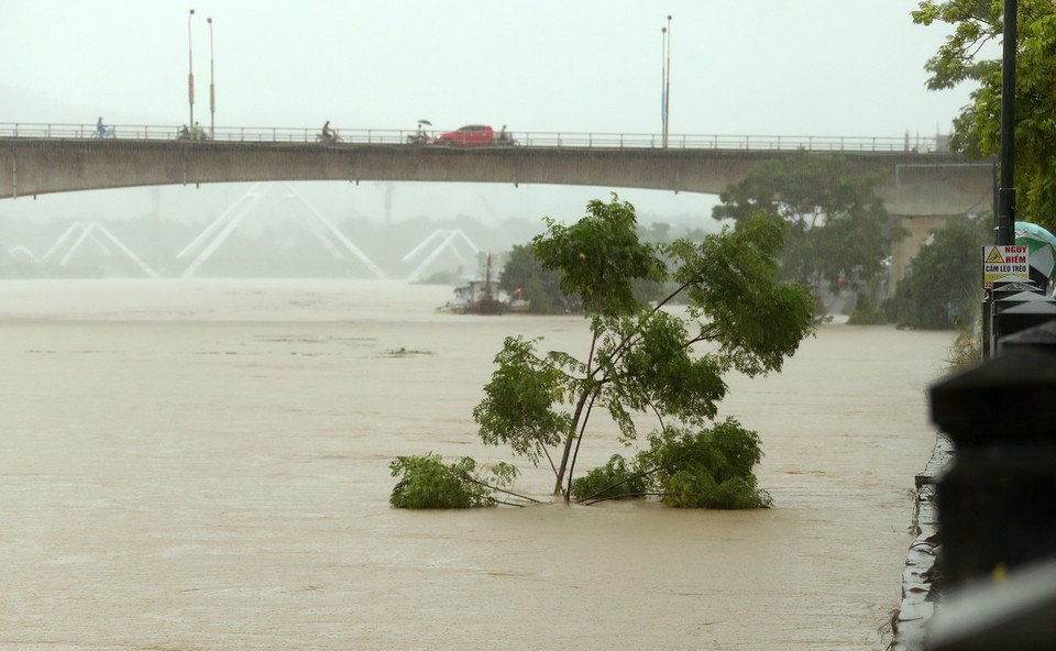 Mực nước sông Hồng lên cao chỉ còn khoảng 1,5 m là có thể sẽ tràn bờ gây ngập lụt tại thành phố Lào Cai, sáng 9/9. (Ảnh: Quốc Khánh/TTXVN)