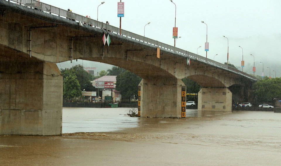 Mực nước sông Hồng lên cao chỉ còn khoảng 1,5 m là có thể sẽ tràn bờ gây ngập lụt tại thành phố Lào Cai, sáng 9/9. (Ảnh: Quốc Khánh/TTXVN)