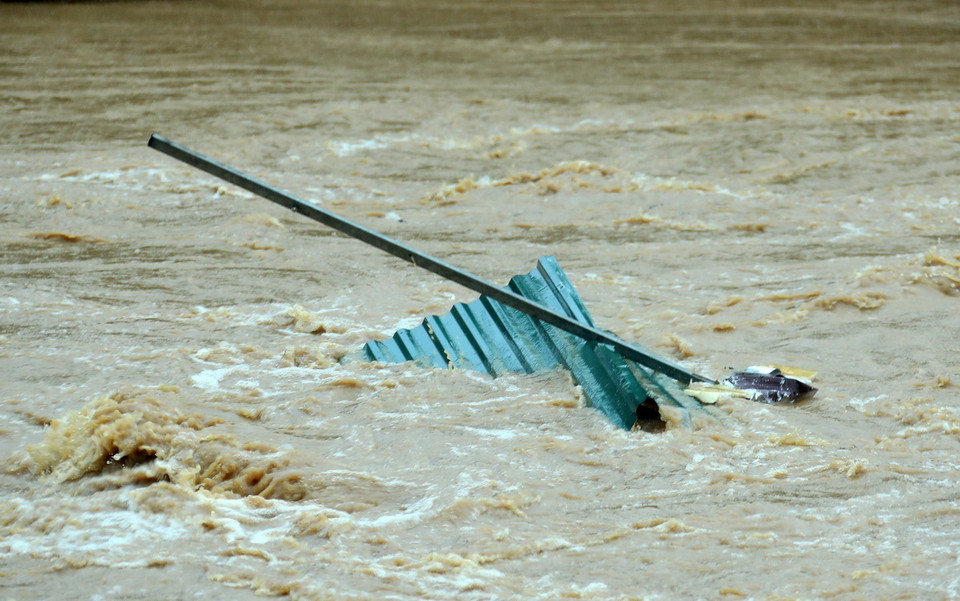 Lũ trên suối Ngòi Đum khu vực Cốc San, thành phố Lào Cai dâng cao nhấn chìm nhiều tài sản của người dân, sáng 9/9.(Ảnh: Quốc Khánh/TTXVN)