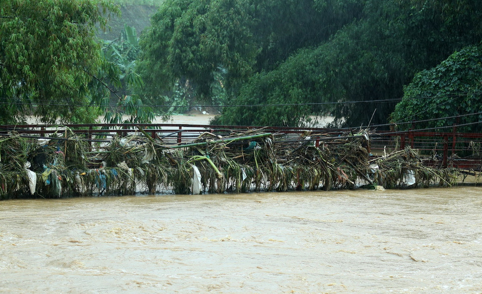 Lũ trên suối Ngòi Đum khu vực Cốc San, thành phố Lào Cai dâng cao ảnh hưởng đến sinh hoạt của người dân nơi đây, sáng 9/9. (Ảnh: Quốc Khánh/TTXVN)