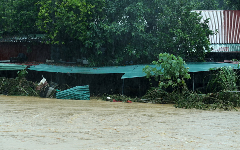 Lũ trên suối Ngòi Đum khu vực Cốc San, thành phố Lào Cai dâng cao ảnh hưởng đến sinh hoạt của người dân nơi đây, sáng 9/9. (Ảnh: Quốc Khánh/TTXVN)