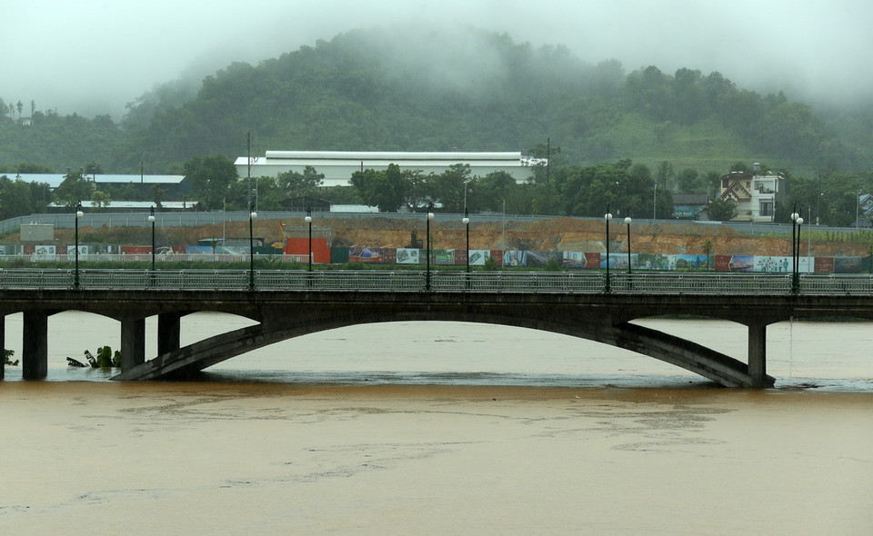 Mực nước sông Hồng dâng nhanh gần đến mặt cầu Ngòi Đum tại thành phố Lào Cai, sáng 9/9. (Ảnh: Quốc Khánh/TTXVN)
