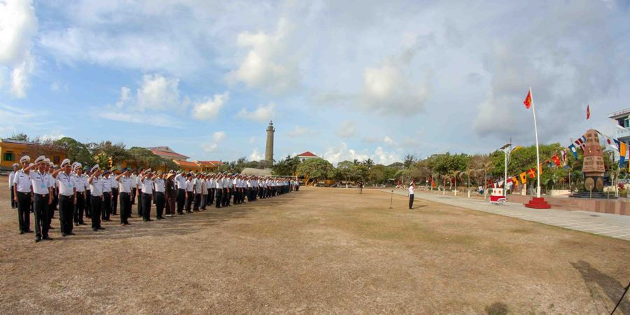  Quân và dân xã đảo Song Tử Tây, huyện Trường Sa, tỉnh Khánh Hòa chào cờ trước giờ bầu cử sớm. (Ảnh: Trần Lê Lâm/TTXVN)