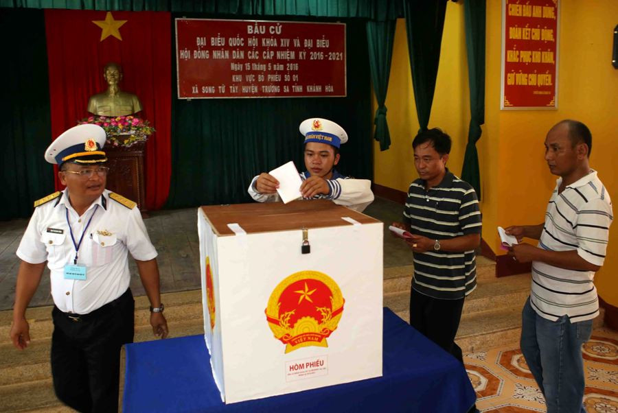 Cán bộ, chiến sỹ các đơn vị trên xã đảo Song Tử Tây bỏ phiếu bầu đại biểu Quốc hội khoá XIV và đại biểu HĐND các cấp nhiệm kỳ 2016 – 2021 tại khu vực bỏ phiếu số 1, xã Song Tử Tây, huyện Trường Sa, tỉnh Khánh Hòa. (Ảnh: Trần Lê Lâm/TTXVN)