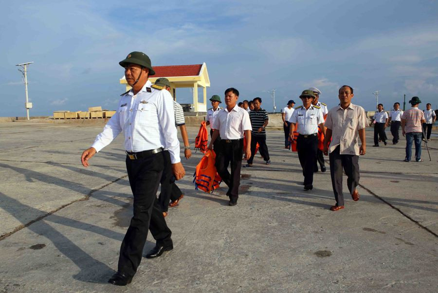 Cán bộ, chiến sỹ làm nhiệm vụ trên vùng biển Trường Sa vào đảo Song Tử Tây để bỏ phiếu bầu cử sớm. (Ảnh: Trần Lê Lâm/TTXVN)