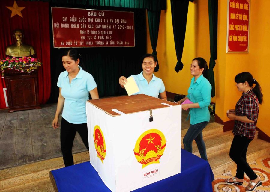 Người dân trên xã đảo Song Tử Tây bỏ phiếu bầu cử đại biểu Quốc hội khoá XIV và đại biểu HĐND các cấp nhiệm kỳ 2016 – 2021 tại khu vực bỏ phiếu số 1, xã Song Tử Tây. (Ảnh: Trần Lê Lâm/TTXVN)