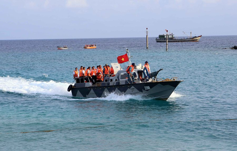 Ca nô đưa cán bộ, chiến sỹ làm nhiệm vụ trên biển vào đảo Song Tử Tây để bỏ phiếu bầu cử sớm. (Ảnh: Trần Lê Lâm// TTXVN)