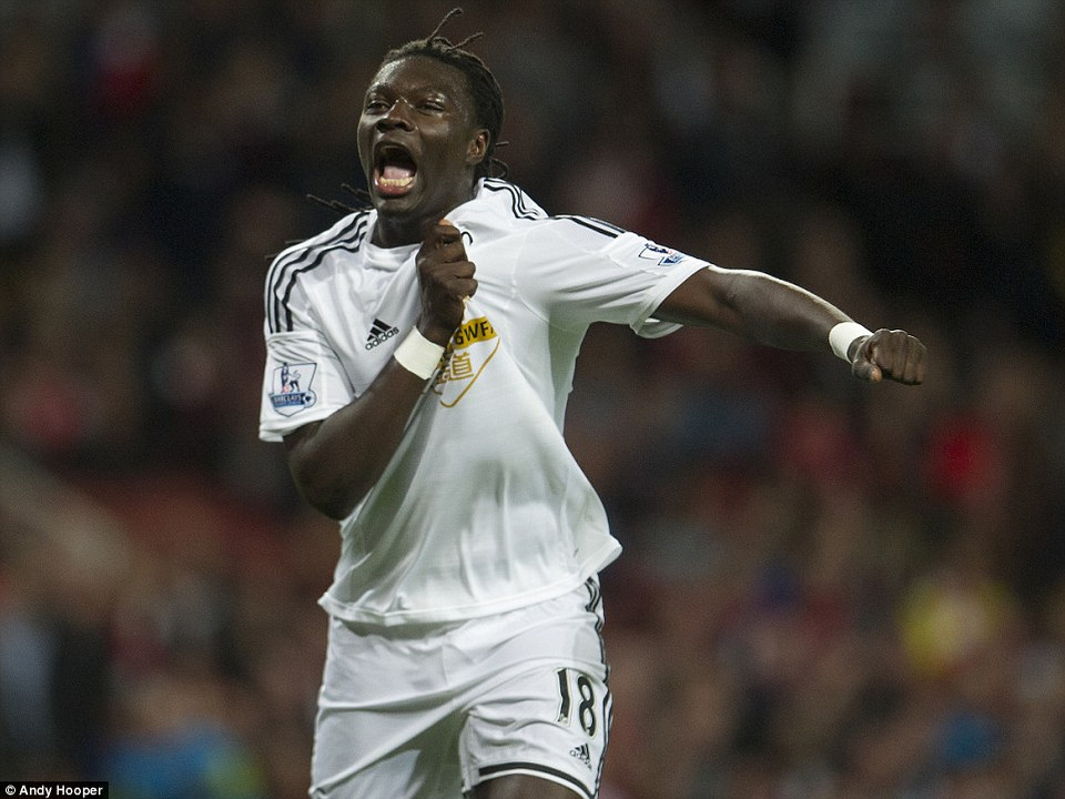 Gomis mang chiến thắng về cho Swansea.