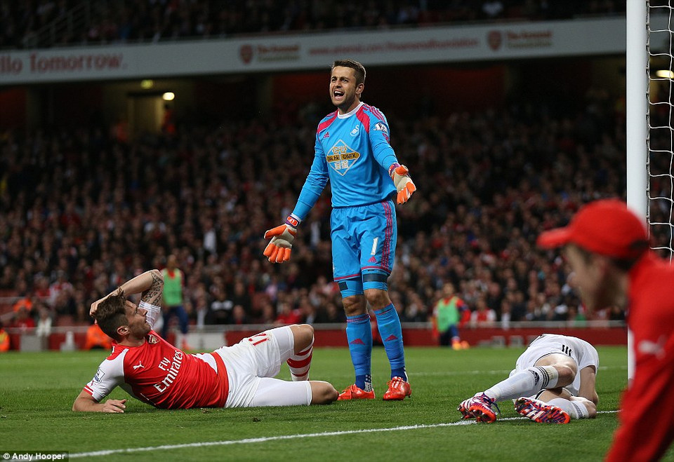 ... nhưng đều không thể một lần làm xuyên thủng mành lưới của 'người cũ' Lukasz Fabianski.