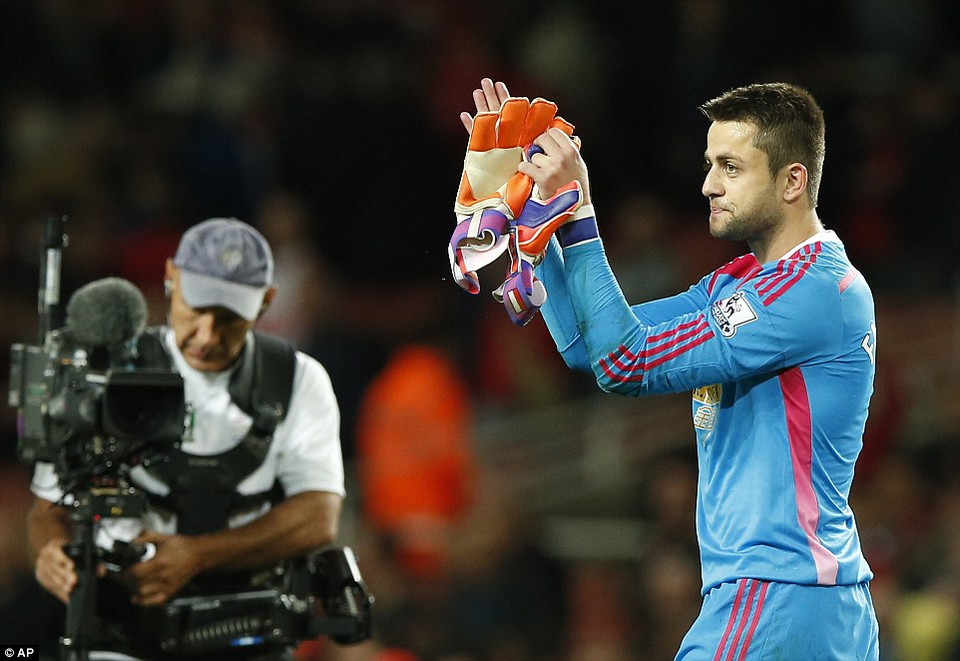 Lukasz Fabianski đã thi đấu thành công trong ngày trở lại Emirates.