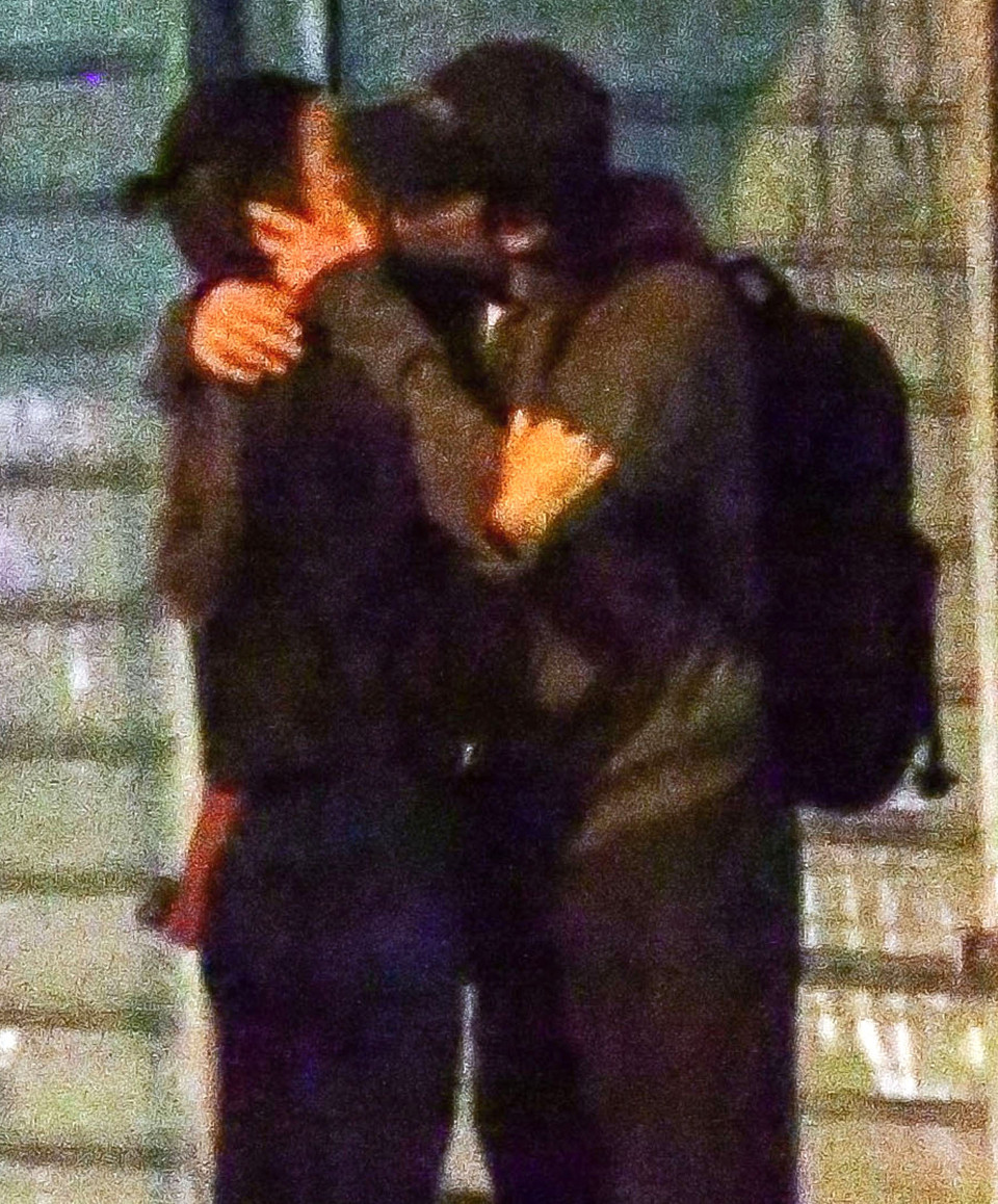 Irina Shayk, bồ cũ của ngôi sao bóng đá Cristiano Ronaldo mới đây đã bị giới truyền thông chụp được cảnh cô và tình mới "khóa môi" ngay trên đường phố New York. (Nguồn: okmagazine)