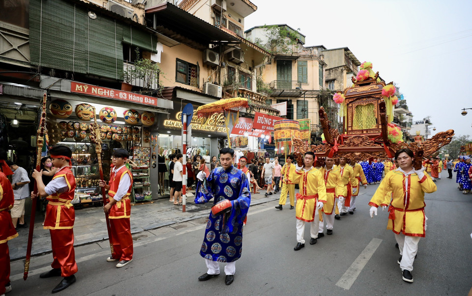 Đoàn rước đi qua phố Hàng Đào. (Ảnh: Nhật Anh/TTXVN)