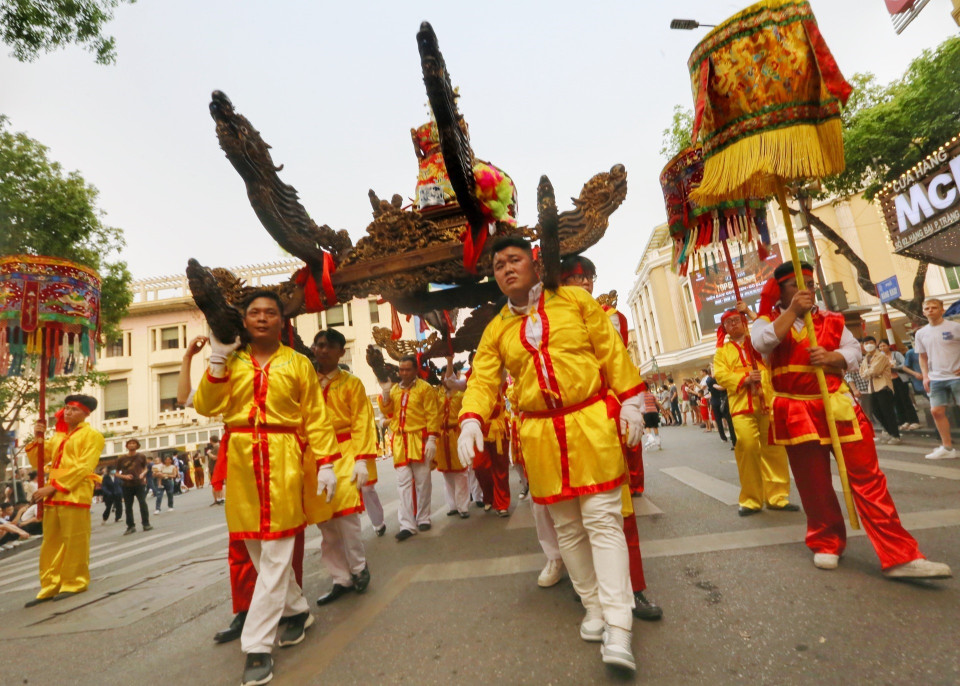 Đoàn rước đi qua phố Hàng Khay. (Ảnh: Tuấn Đức/TTXVN)