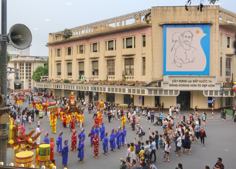 Đoàn rước đi qua phố Đinh Tiên Hoàng. (Ảnh: Tuấn Đức/TTXVN)