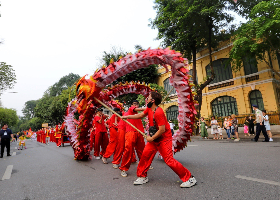 Đoàn rước đi qua phố Đinh Tiên Hoàng. (Ảnh: Tuấn Đức/TTXVN)