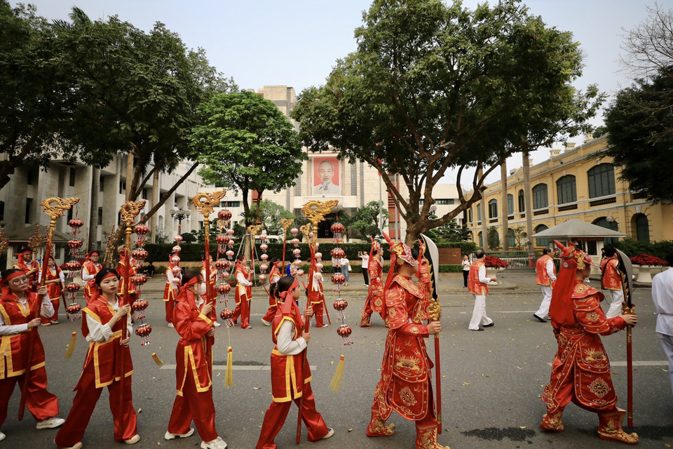 Đoàn rước đi qua phố Đinh Tiên Hoàng. (Ảnh: Nhật Anh/TTXVN)