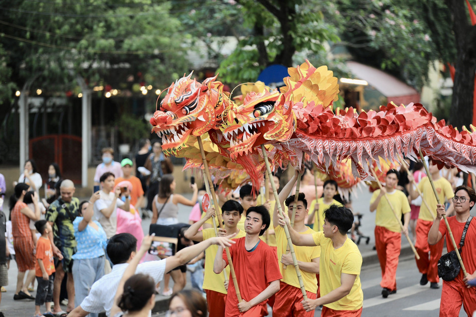 Đoàn rước thu hút đông đảo người dân, du khách. (Ảnh: Nhật Anh/TTXVN)