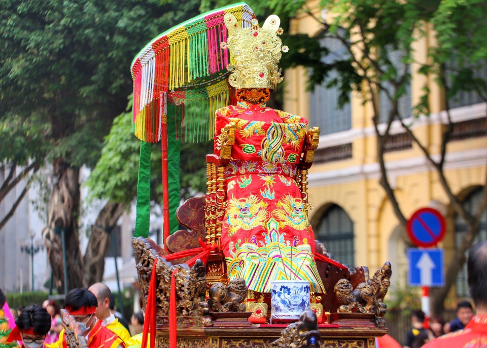 Đoàn rước đi qua phố Đinh Tiên Hoàng. (Ảnh: Tuấn Đức/TTXVN)