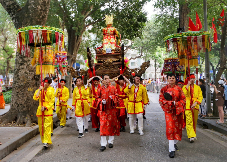 Đoàn rước đi qua phố Lê Thái Tổ. (Ảnh: Tuấn Đức/TTXVN)