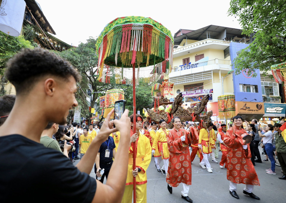 Đoàn rước thu hút đông đảo người dân, du khách. (Ảnh: Nhật Anh/TTXVN)