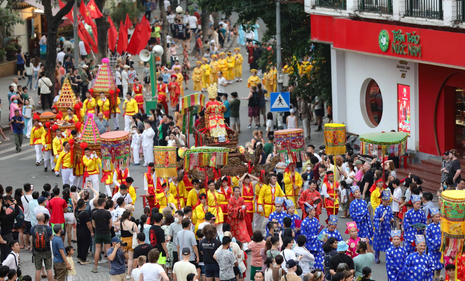 Đoàn rước theo nghi thức truyền thống xuất phát từ đình Kim Ngân (phố Hàng Bạc, quận Hoàn Kiếm) di chuyển quanh hồ Hoàn Kiếm và về làm lễ tại đình. (Ảnh: Thanh Tùng/TTXVN)